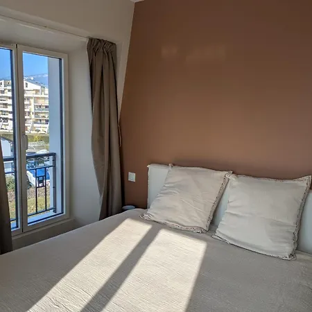 La Du Petit Port - *